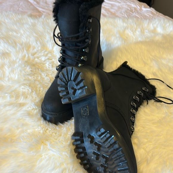 COPY - Dr Martens LEONA FAUX FUR PLATFORM LEATHER BOOTS - Picture 9 of 16